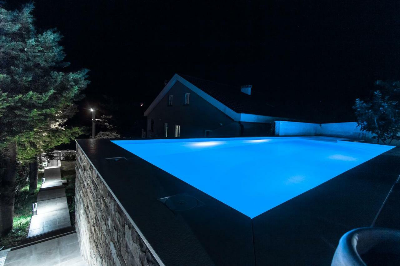 Beachfront Apartments Anita With Pool Karlobag Exteriér fotografie